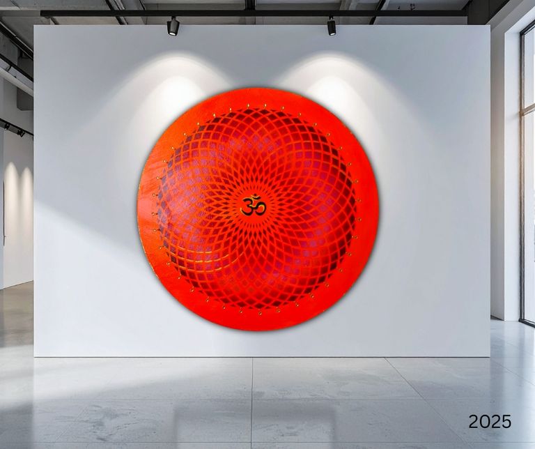 Rundes rotes Kunstwerk mit einem komplexen, spiralförmigen Muster und einem Om-Symbol in der Mitte, an einer weißen Wand in einer modernen Galerie mit grauem Boden und großen Fenstern.